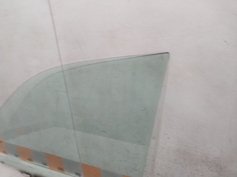 Стекло двери передней левой