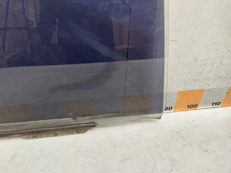 Стекло двери задней правой