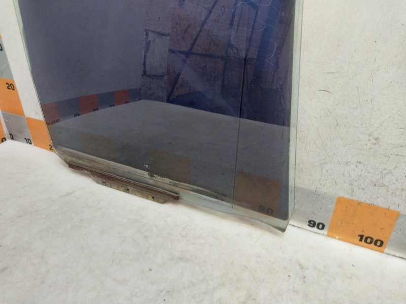 Стекло двери задней правой