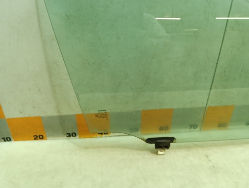 Стекло двери передней правой