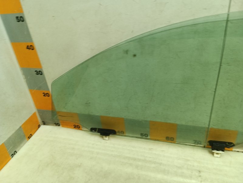 Стекло двери передней правой