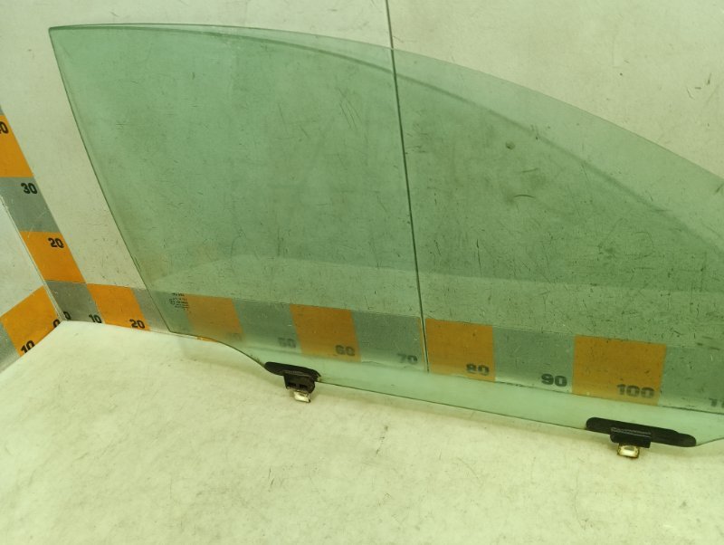 Стекло двери передней правой