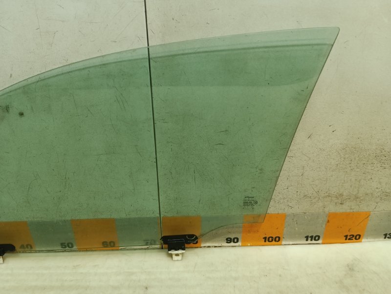 Стекло двери передней правой