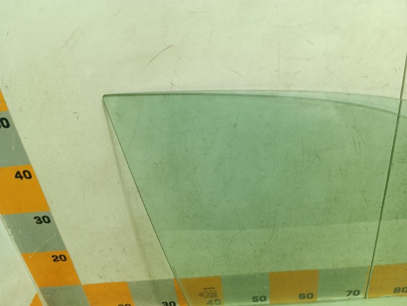 Стекло двери передней правой