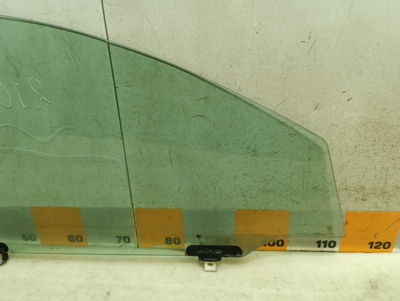 Стекло двери передней левой