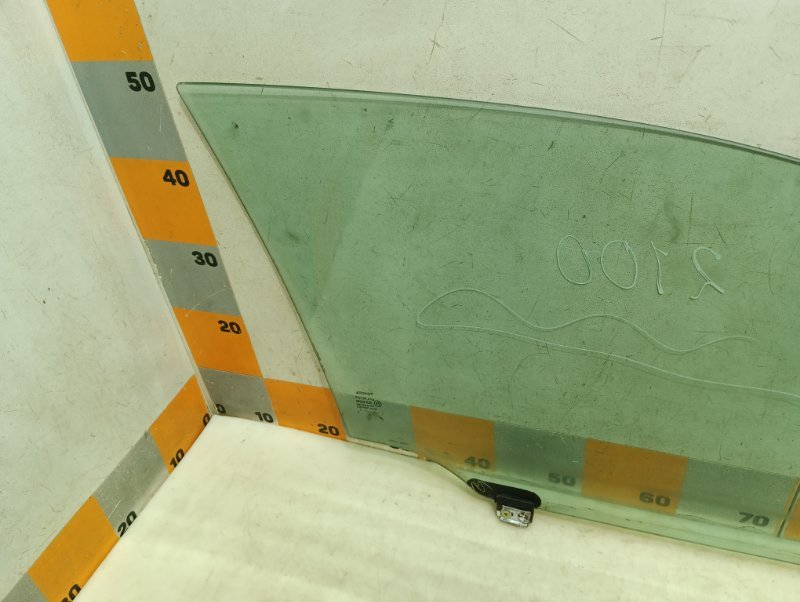 Стекло двери передней левой