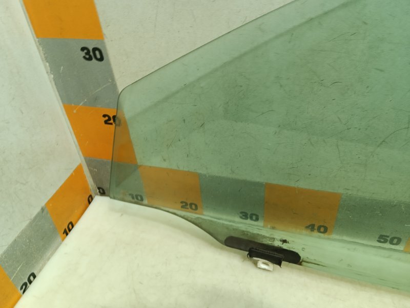 Стекло двери передней левой