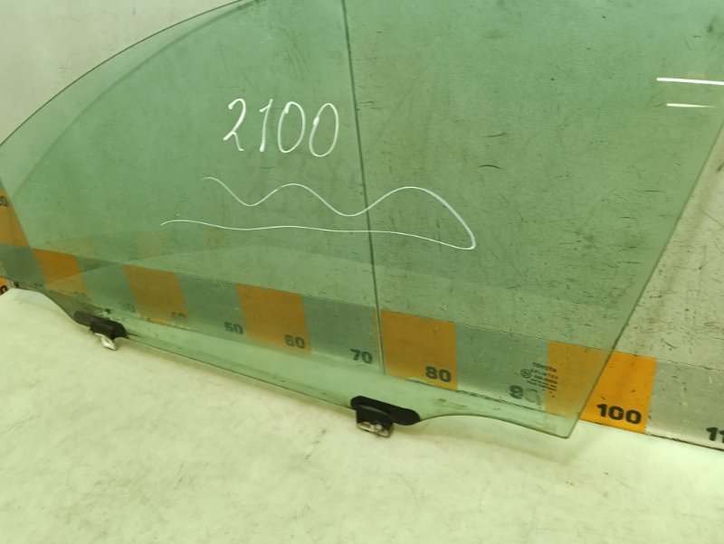 Стекло двери передней левой