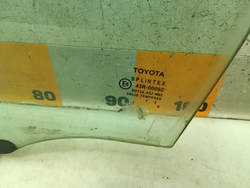 Стекло двери передней левой