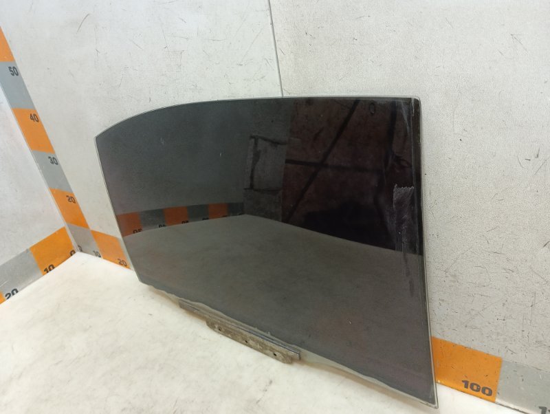 Стекло двери задней правой