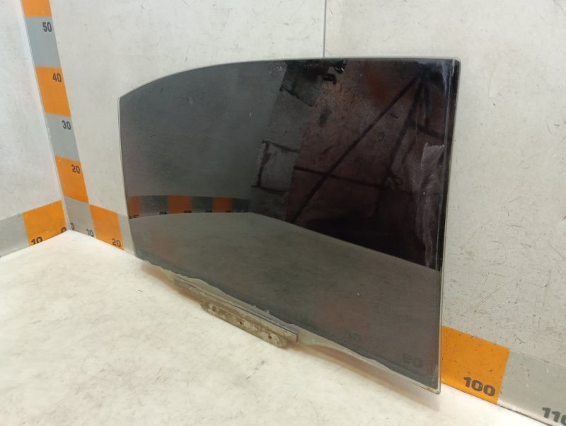 Стекло двери задней правой