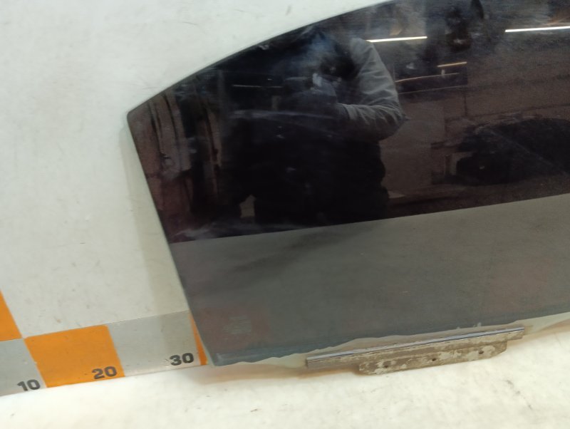 Стекло двери задней правой