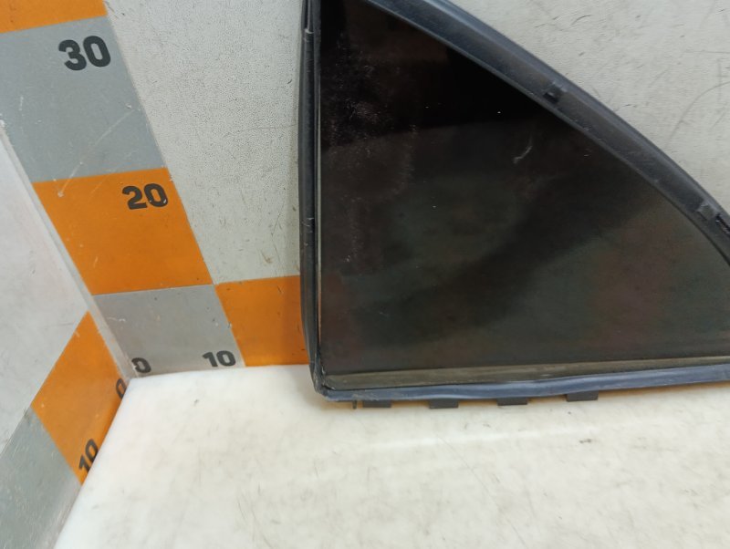 Стекло двери задней правой