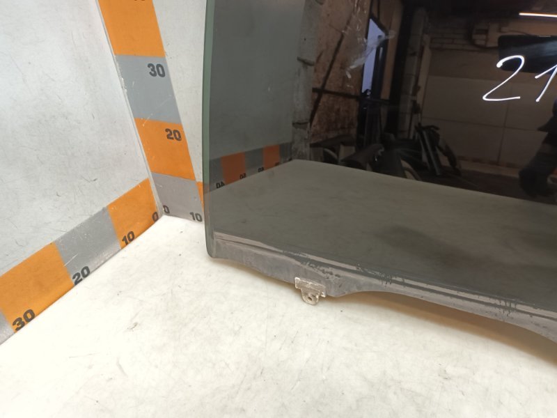 Стекло двери задней левой