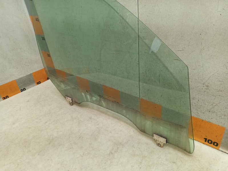 Стекло двери передней правой