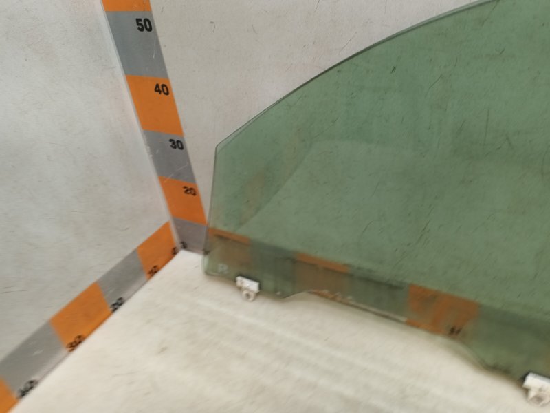 Стекло двери передней правой