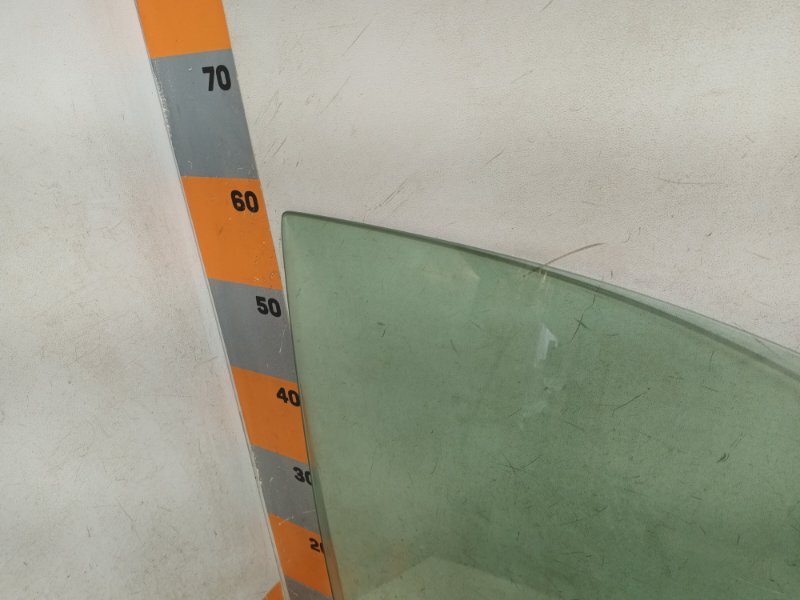 Стекло двери передней правой