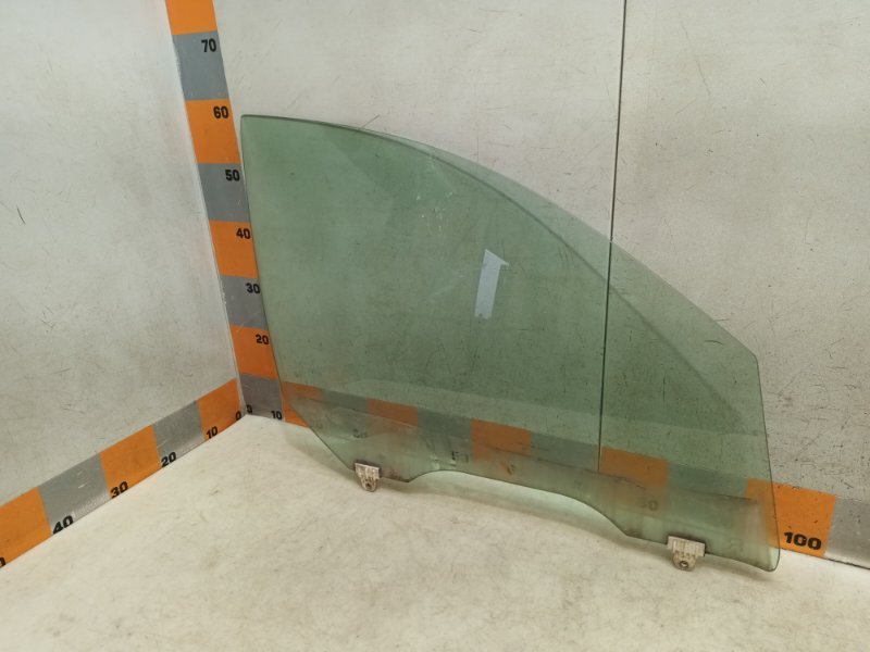 Стекло двери передней правой