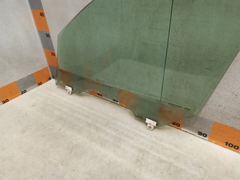 Стекло двери передней правой