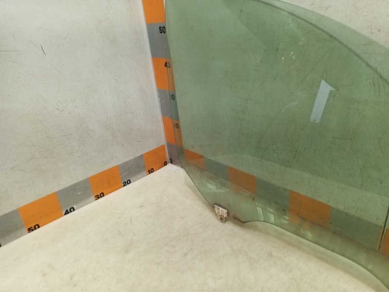 Стекло двери передней правой