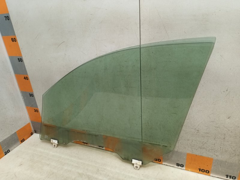 Стекло двери передней правой