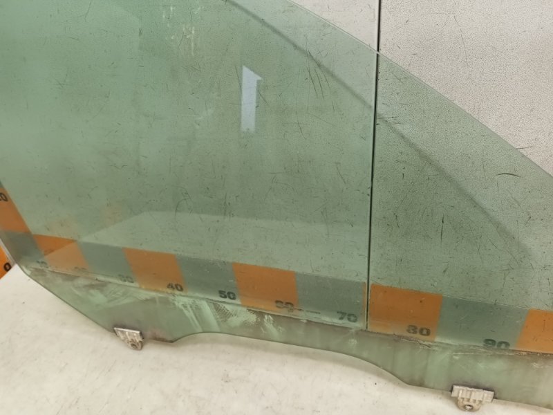 Стекло двери передней правой