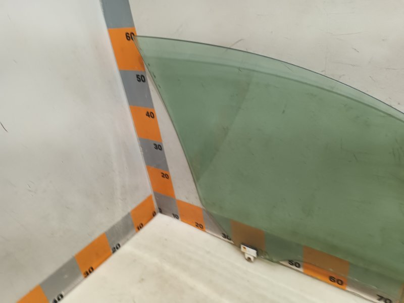 Стекло двери передней левой