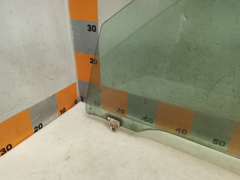 Стекло двери передней левой