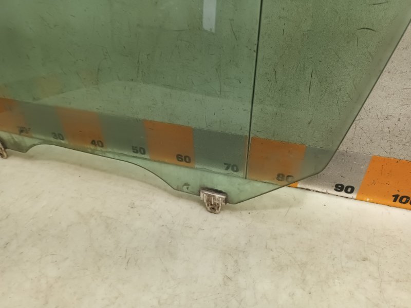 Стекло двери передней левой