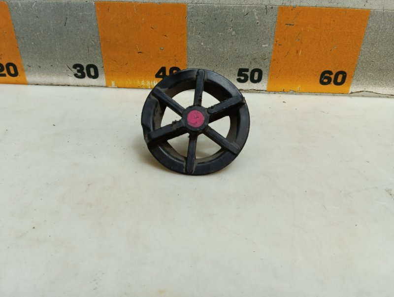 Болт крепления запасного колеса