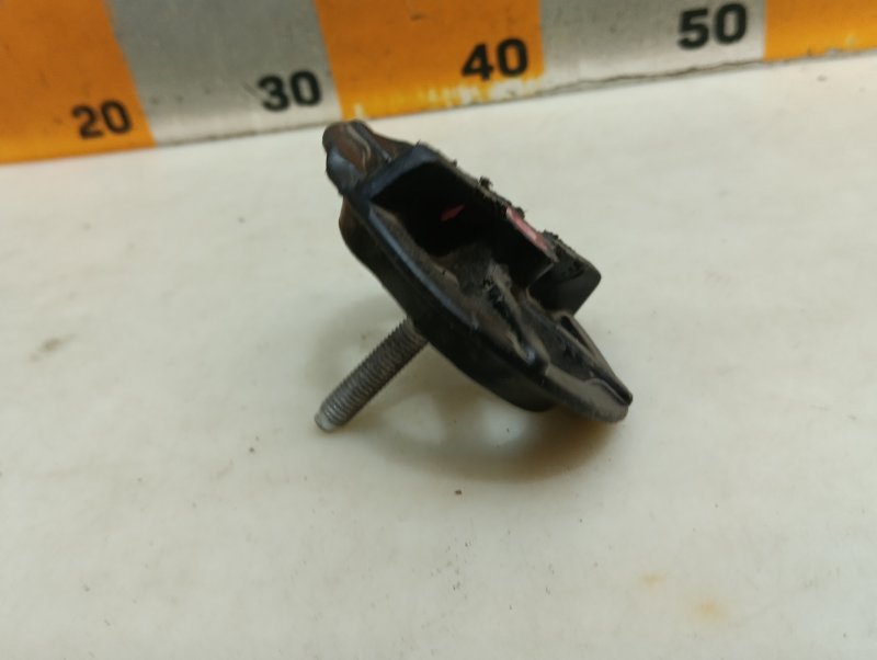 Болт крепления запасного колеса