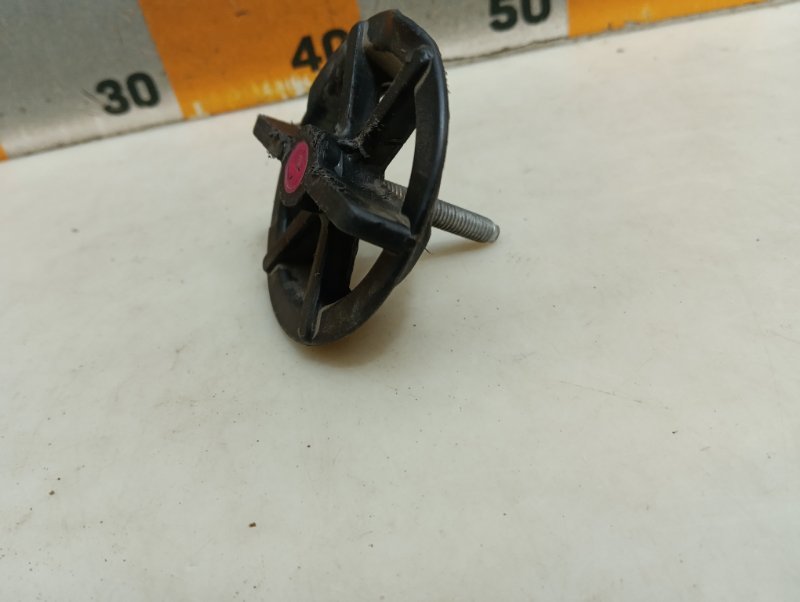 Болт крепления запасного колеса