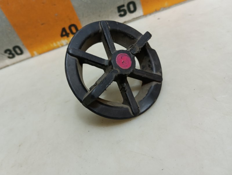 Болт крепления запасного колеса