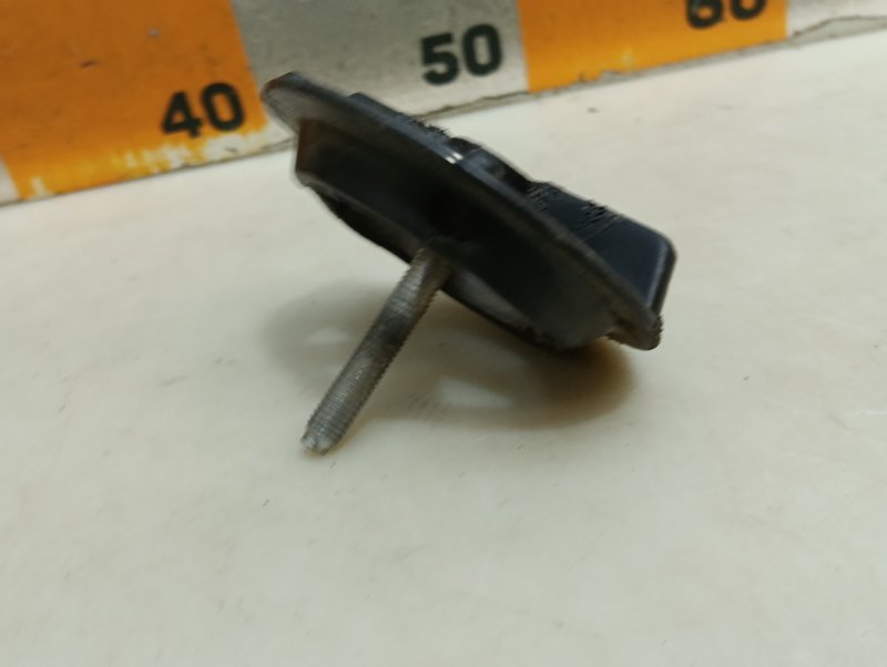 Болт крепления запасного колеса