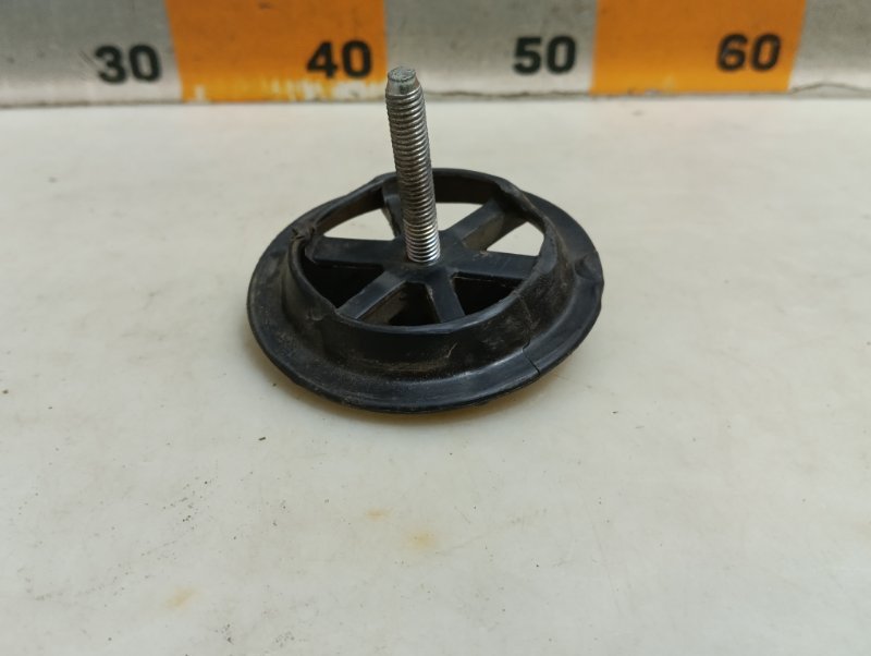 Болт крепления запасного колеса