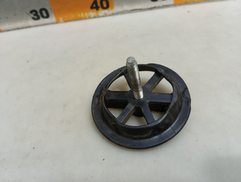 Болт крепления запасного колеса