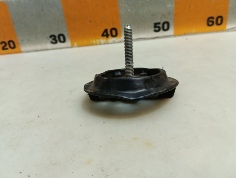 Болт крепления запасного колеса