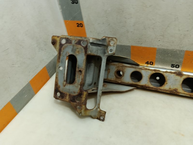 Усилитель переднего бампера