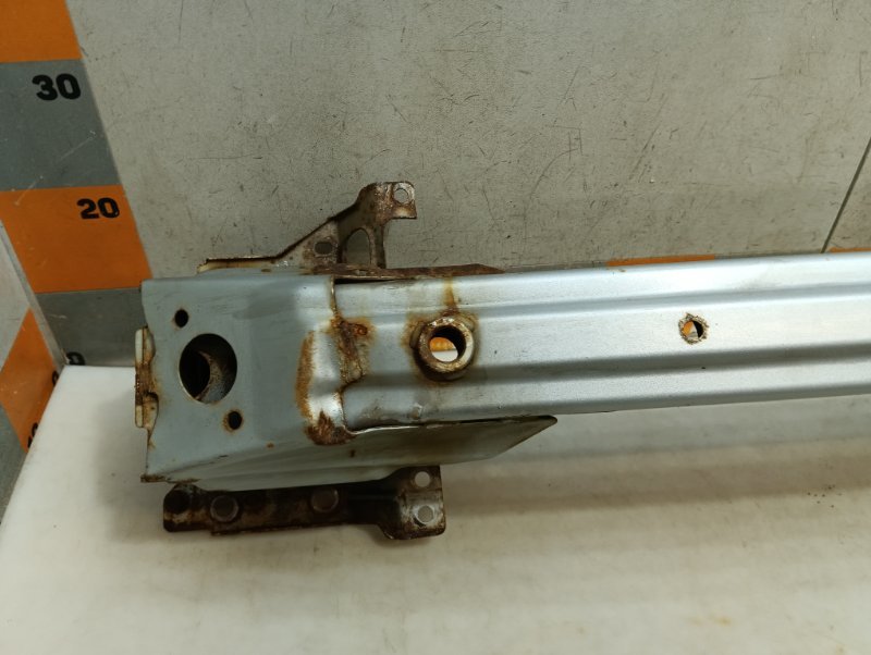 Усилитель переднего бампера