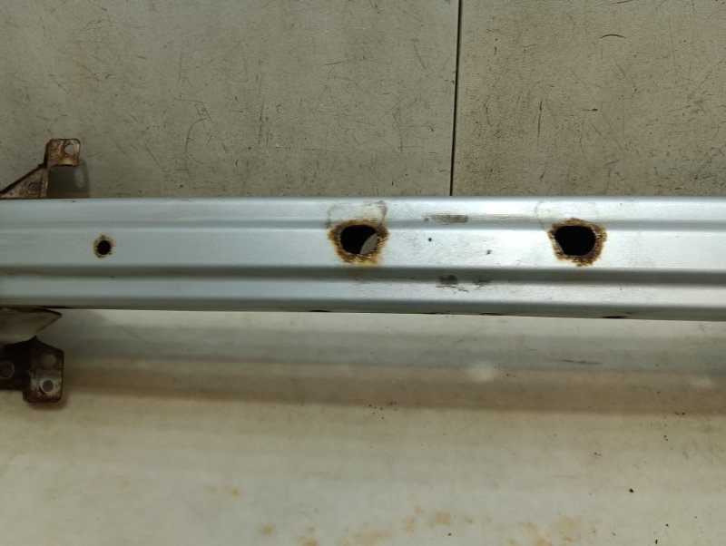 Усилитель переднего бампера