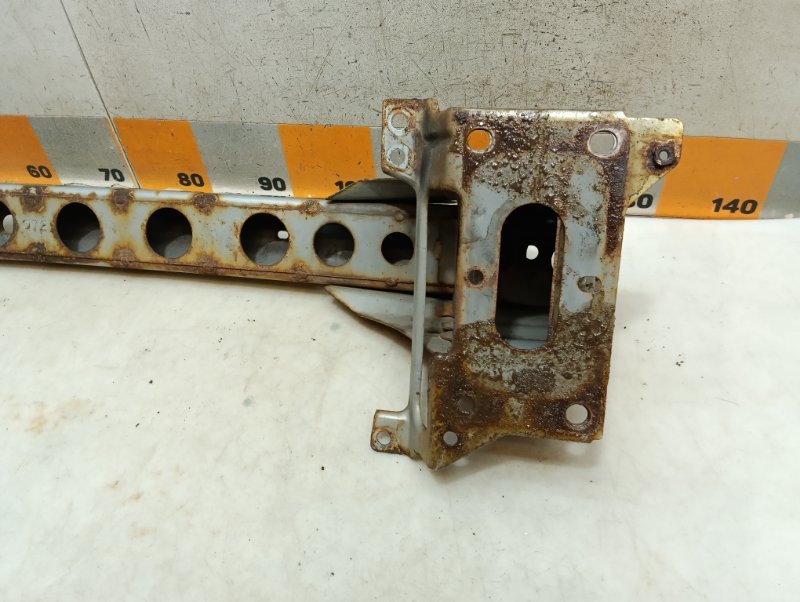 Усилитель переднего бампера