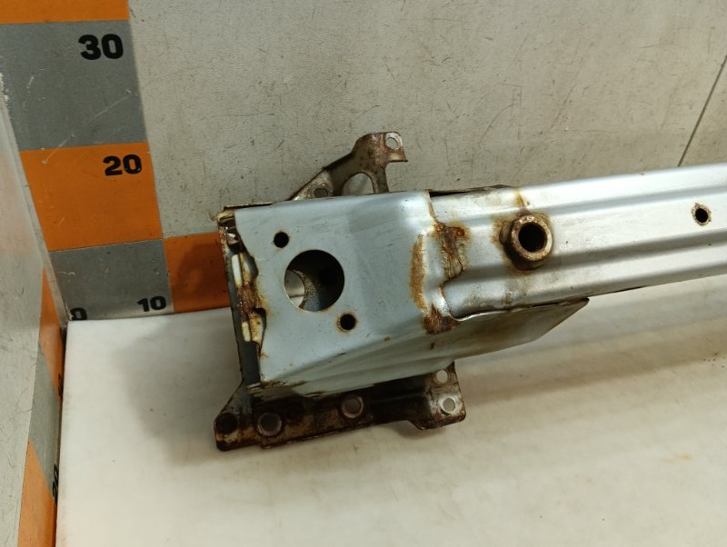 Усилитель переднего бампера