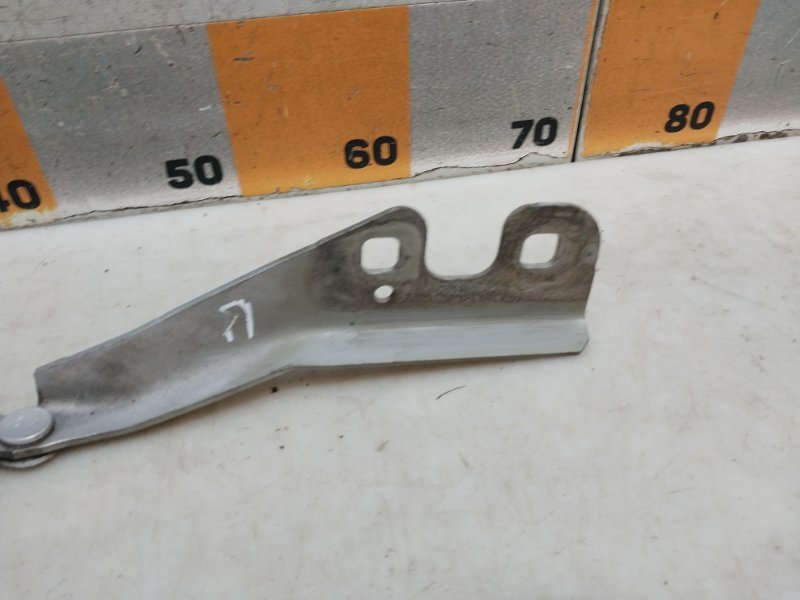 Петля капота правая