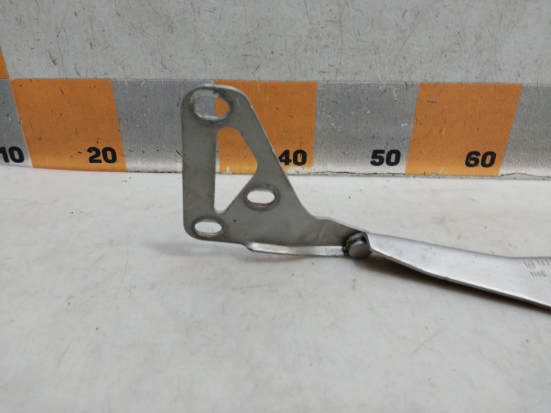 Петля капота правая