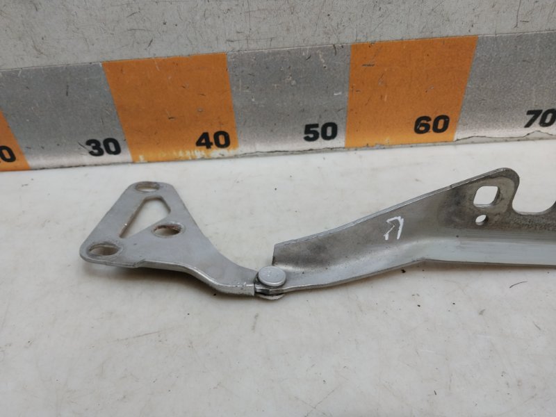 Петля капота правая