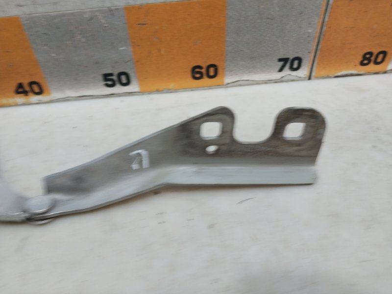 Петля капота правая