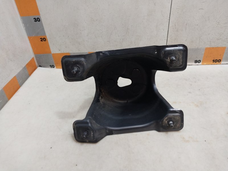 Кронштейн крепления запасного колеса