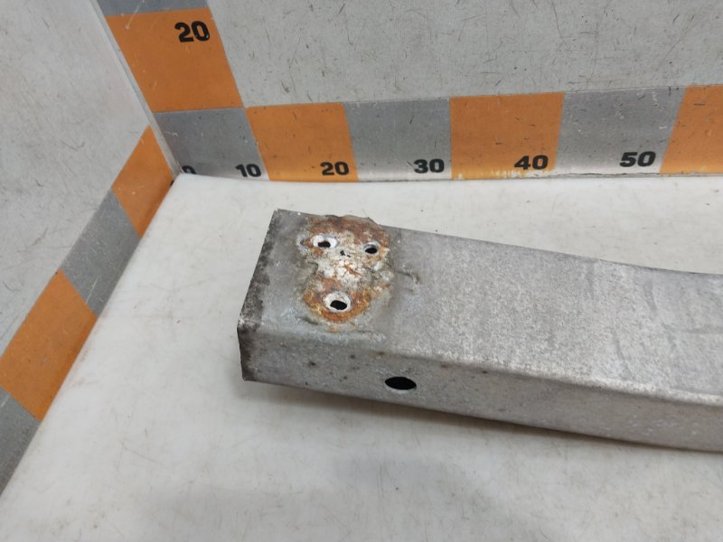 Усилитель переднего бампера