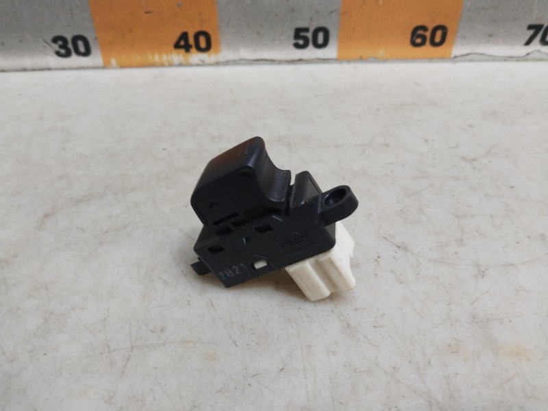 Кнопка стеклоподъемника