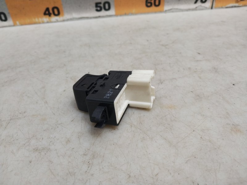 Кнопка стеклоподъемника